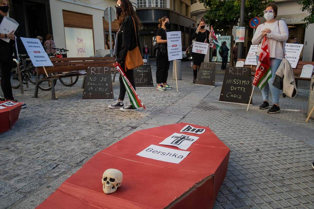 Un momento de las protestas de la plantilla de Inditex en Cádiz este jueves.
