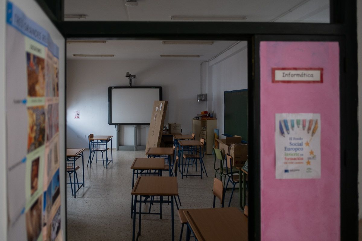 La Junta recorta 4.000 plazas públicas. En la imagen, un colegio andaluz, vacío, en una imagen reciente.