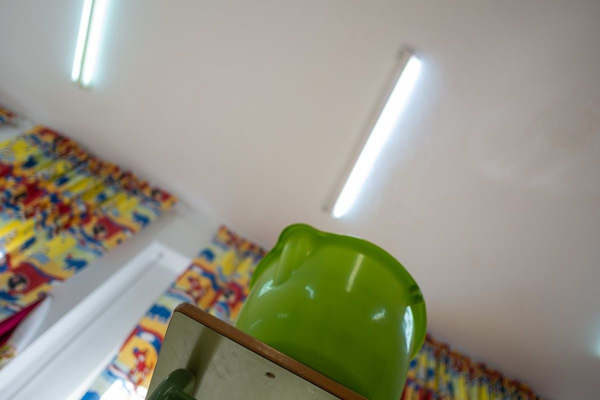Un cubo para recoger goteras, en una escuela rural jerezana.