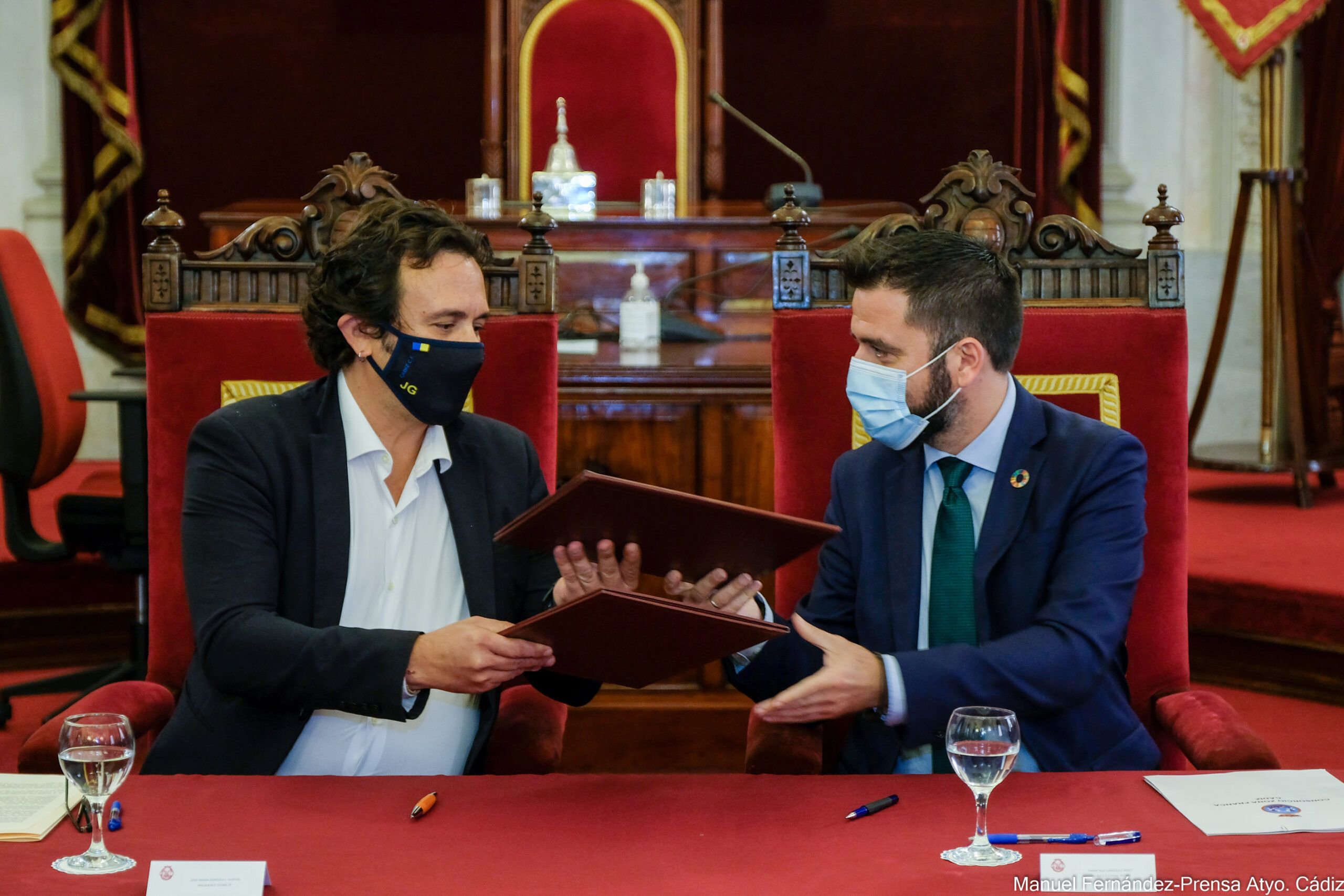 El alcalde de Cádiz, José María González, con el delegado de Zona Franca, Fran González, tras la firma del convenio. El alcalde de Cádiz, José María González, con el delegado de Zona Franca, Fran González, tras la firma del convenio.
