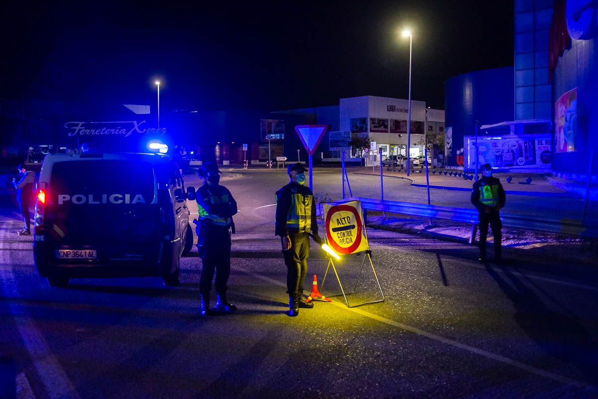 Agentes de Policía Nacional, en un control instalado en la entrada a Jerez por la A-480.