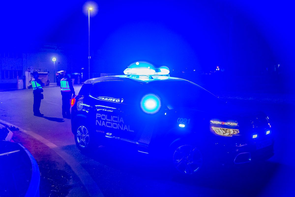 Agentes de Policía Nacional. Una discusión en la calle en Dos Hermanas acaba con un joven grave tras ser apuñalado