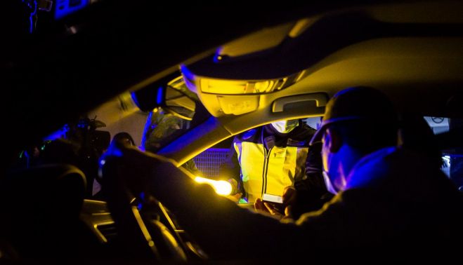 Un agente del CNP, durante un control a un vehículo en Jerez.