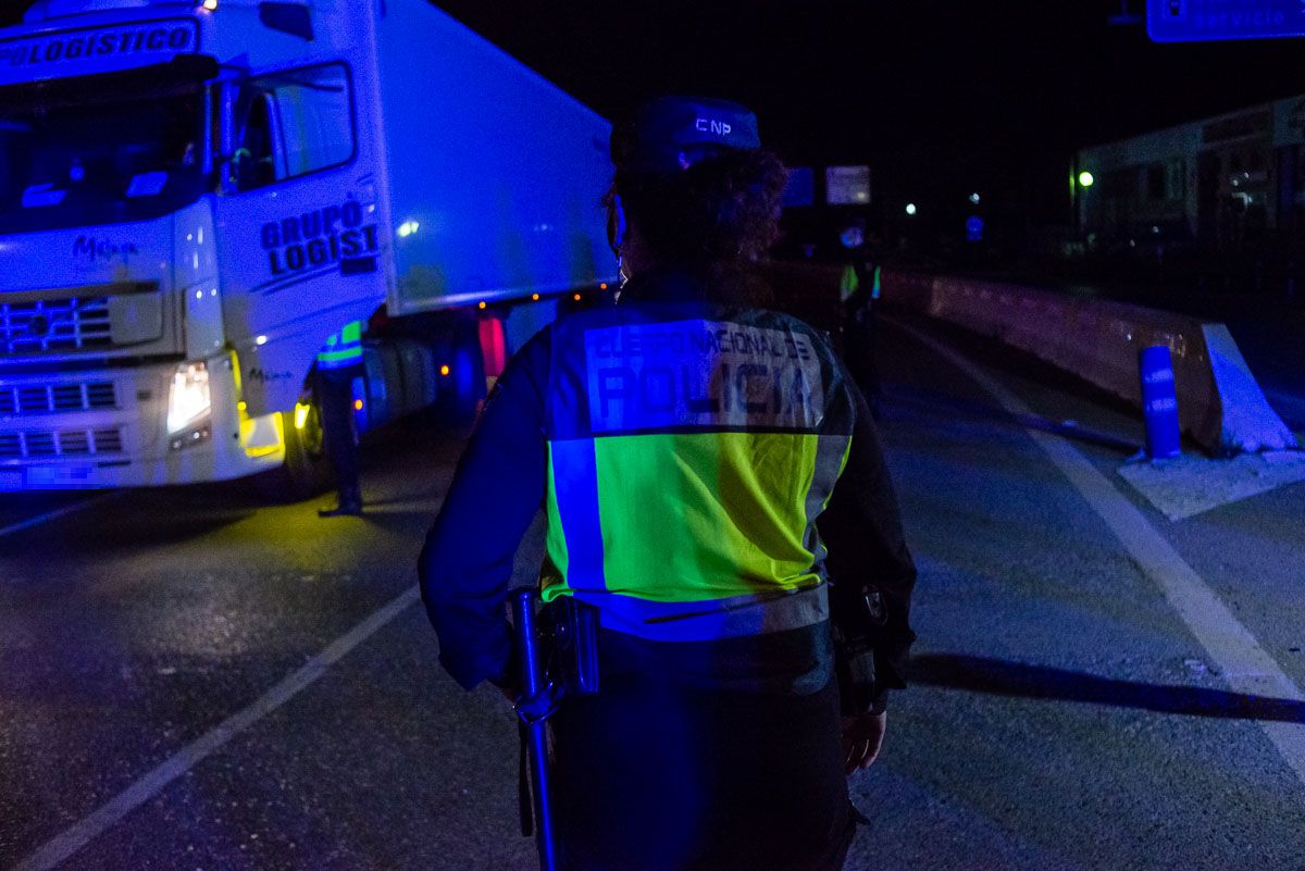 Un agente controla la entrada de vehículos en Jerez tras decretarse el confinamiento periférico.