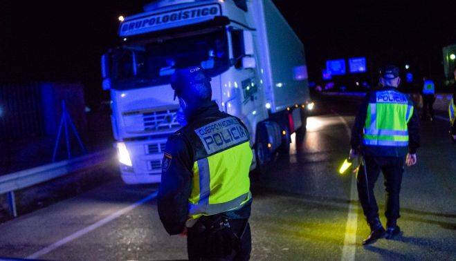 Agentes de Policía Nacional, parando a un camión que accede a Jerez.