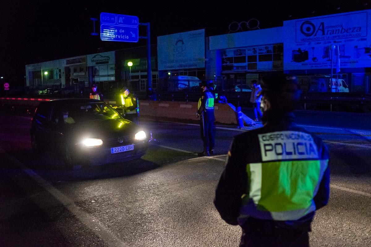 El cierre perimetral de Jerez se reactiva desde la medianoche de este sábado 16 de enero. En la imagen, controles en octubre pasado. Autor: Manu García