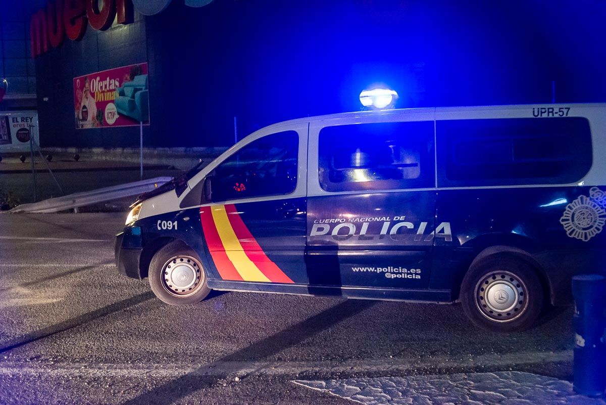Un furgón de la Policía en un control perimetral en Jerez, en una imagen de archivo.