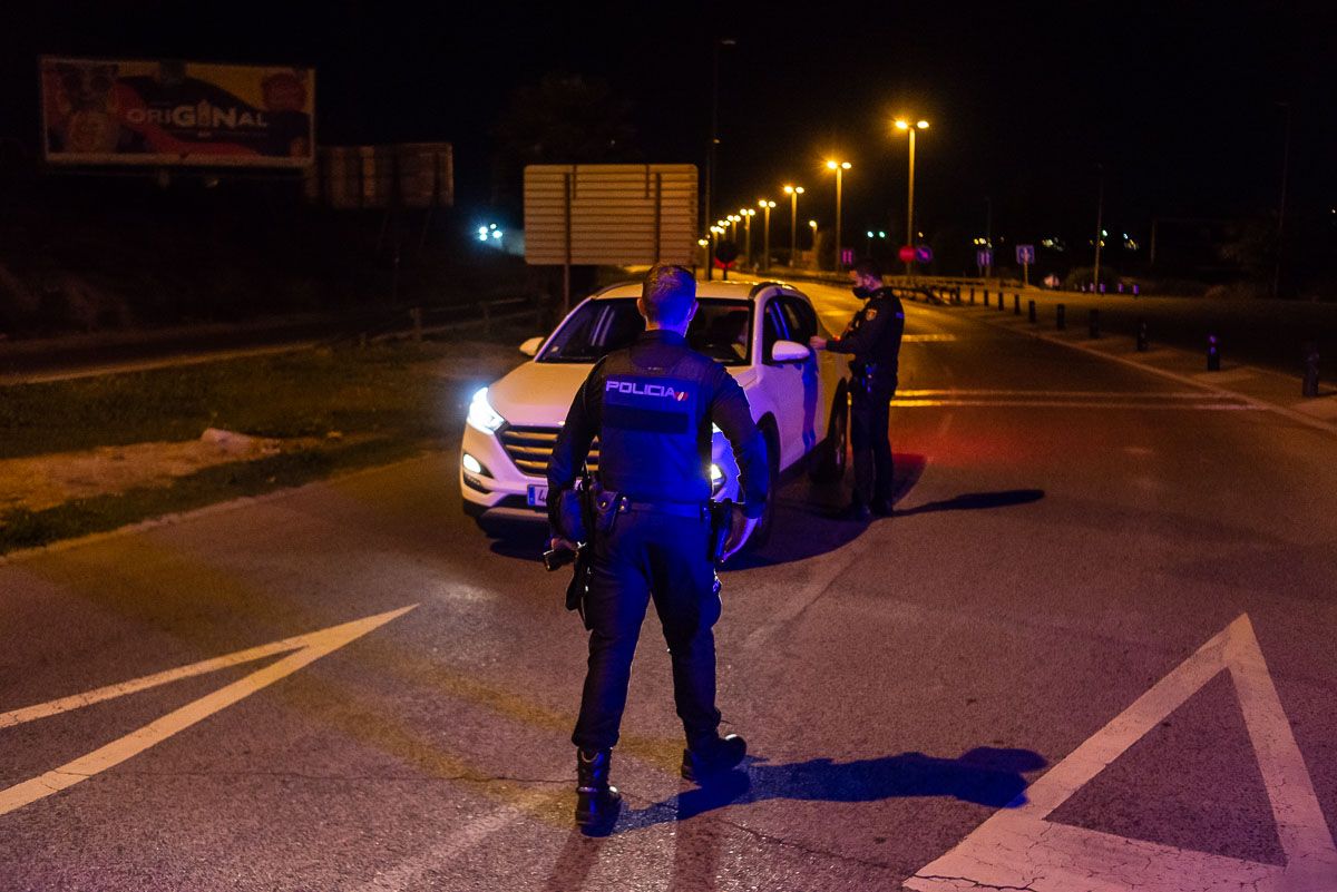 Un agente de la Policía realiza un control perimetral de Jerez.