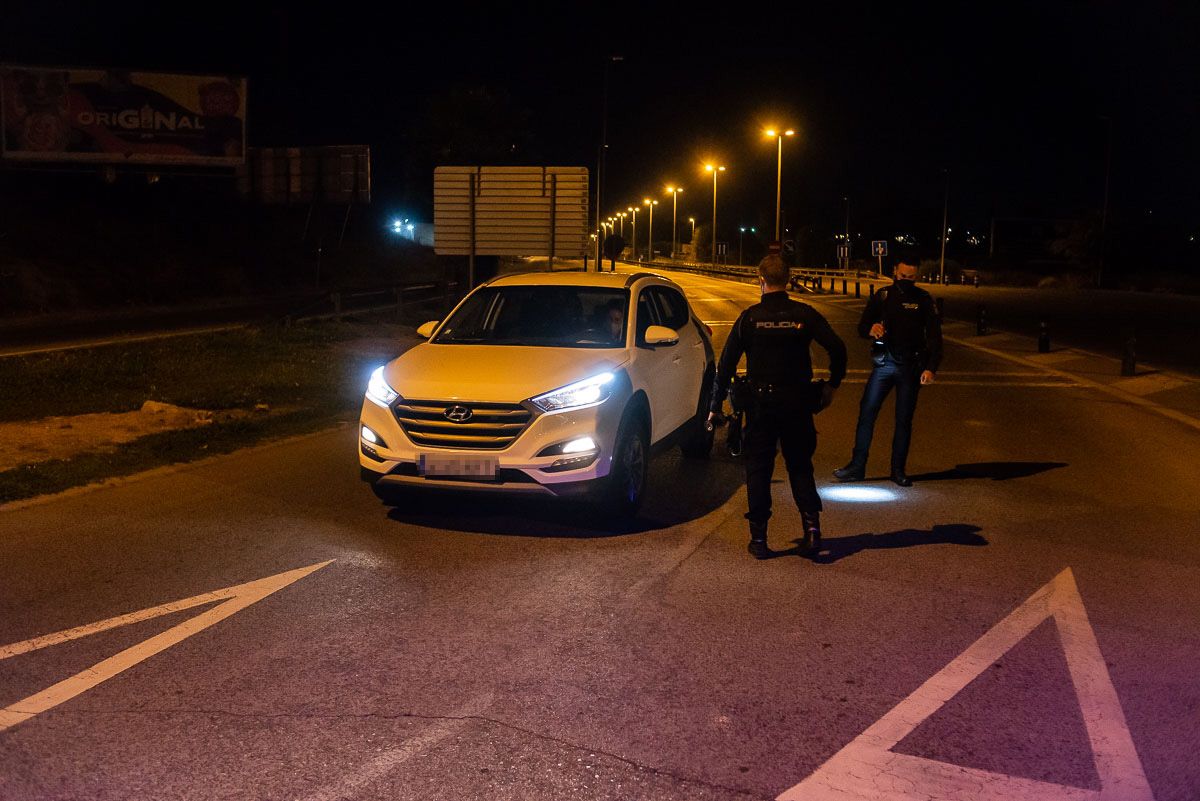 Control policial en Jerez para evitar desplazamientos.