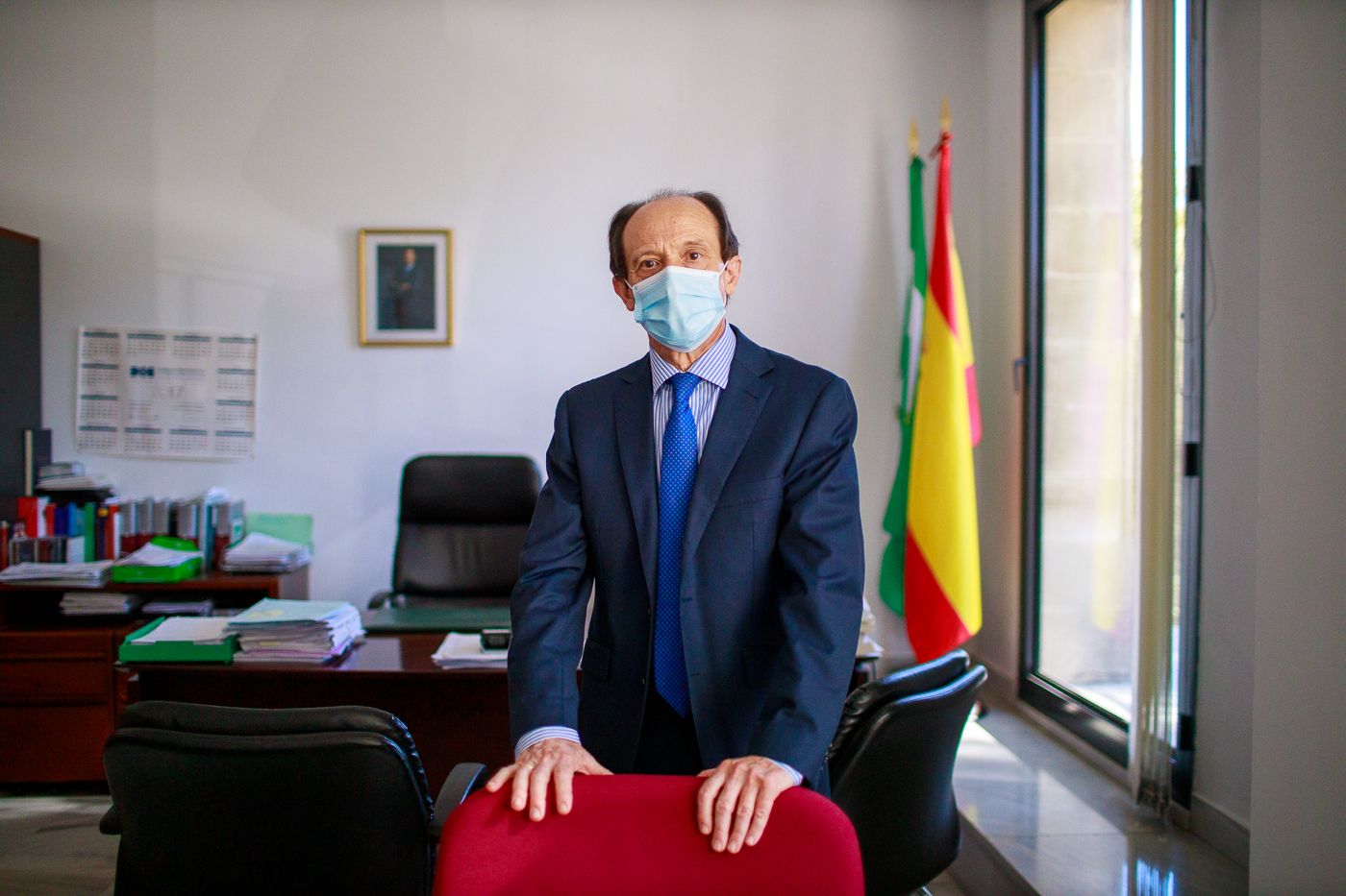 Francisco García Cantero, en su despacho, durante la entrevista.