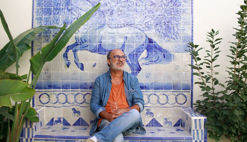 Fernando Toro, sentando en un banco de azulejos con mural hecho por él mismo, en el jardín de su casa. Autor: Juan Carlos Toro