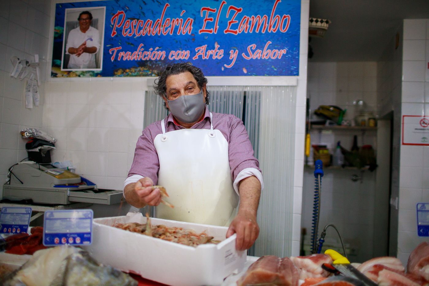 Joaquín 'El Zambo', en su pescadería en la zona Sur de Jerez.