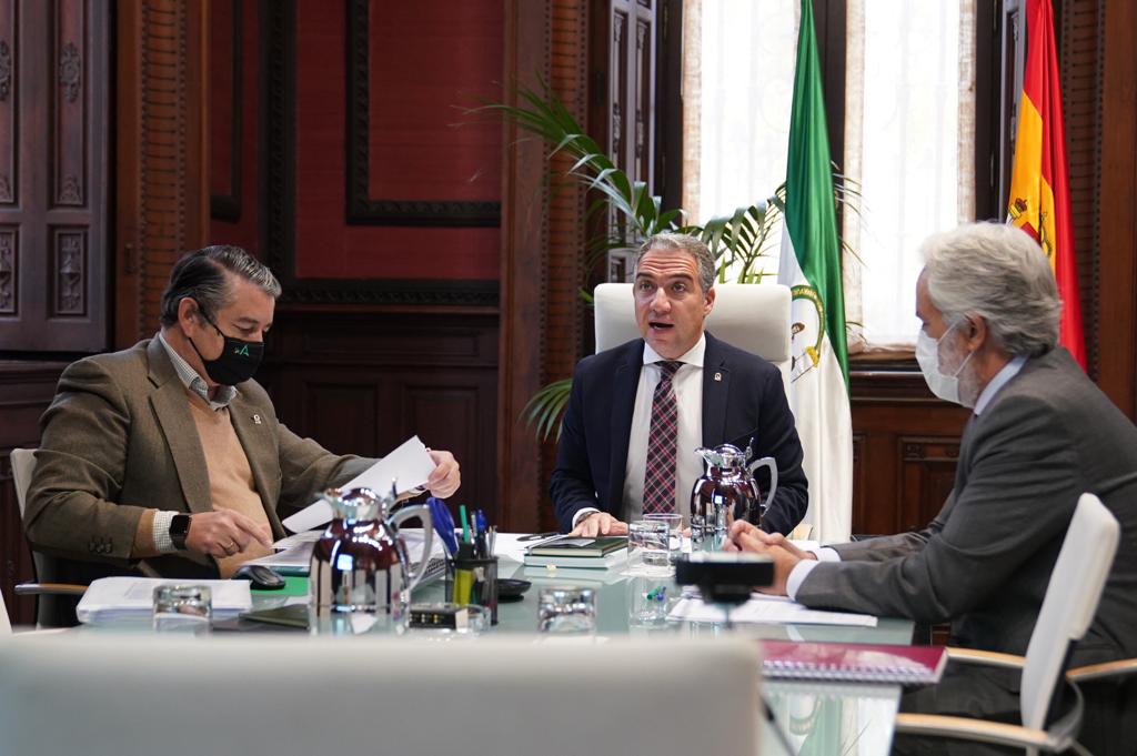 Elías Bendodo, en una reunión reciente con Protección Civil. FOTO: Junta