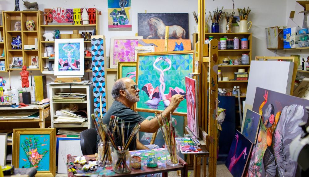 El artista, en su estudio. Autor: Juan Carlos Toro