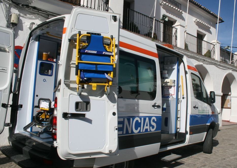 Una ambulancia de Urgencias en una localidad de la provincia de Cádiz. FOTO: MANU GARCÍA. 