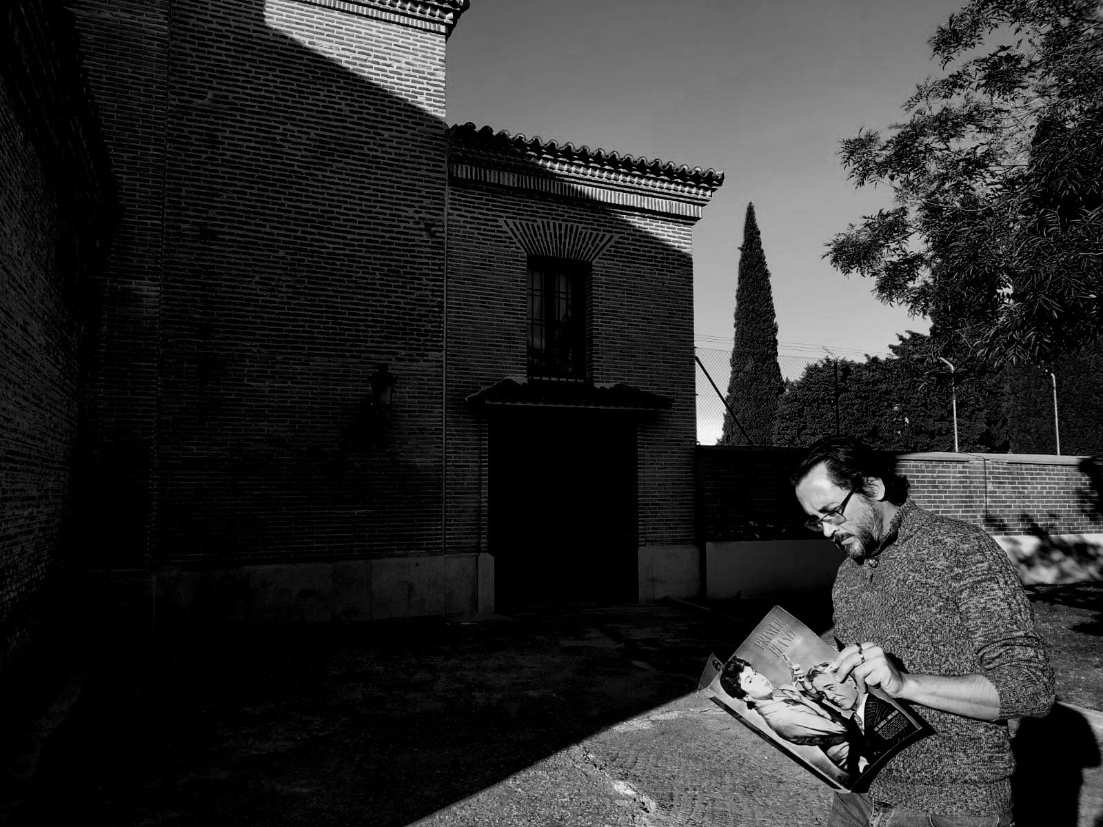 José Manuel Serrano Cueto, cineasta gaditano, leyendo la revista 'Primer Plano', con Jorge Rigaud en la portada, frente al cementerio de Butarque en Leganés.