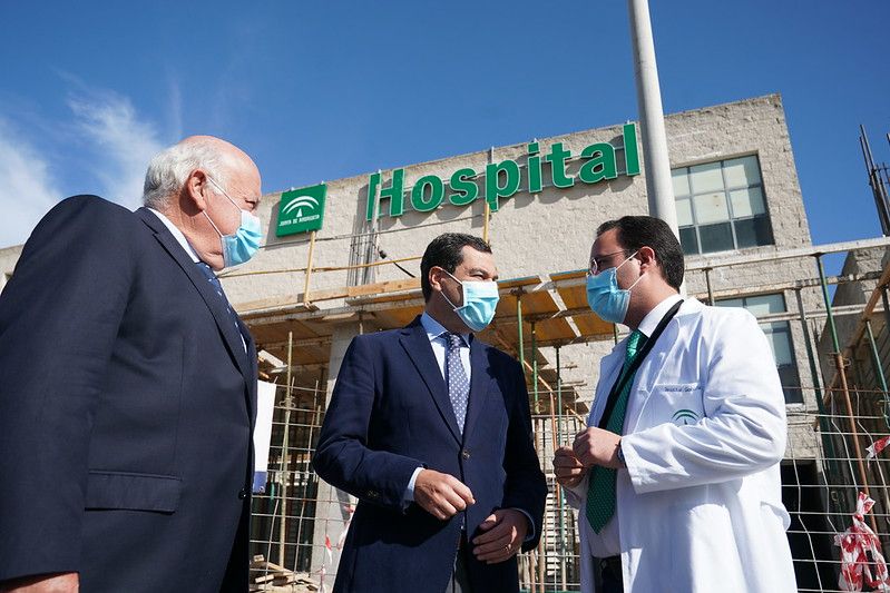 El presidente de la Junta, Juan Manuel Moreno, este pasado viernes, acompañado del consejero Jesús Aguirre, visita las obras del Hospital Juan Ramón Jiménez de Huelva.