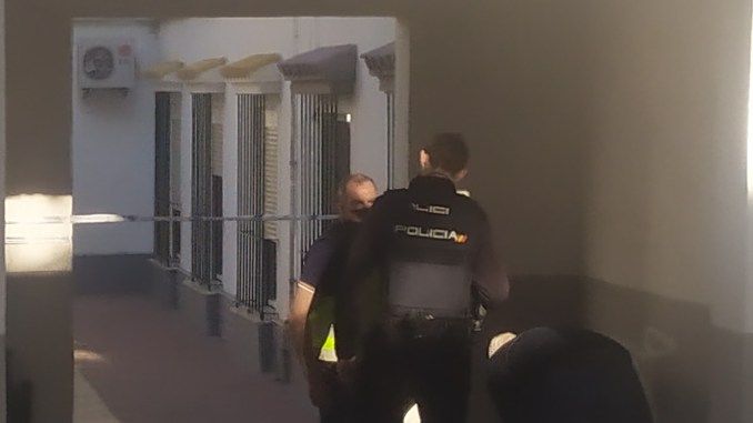 Agentes de la Policía Nacional y la Policía Local custodian la cabeza humana aparecida este sábado en Huelva. Autor: lamardeonuba.es