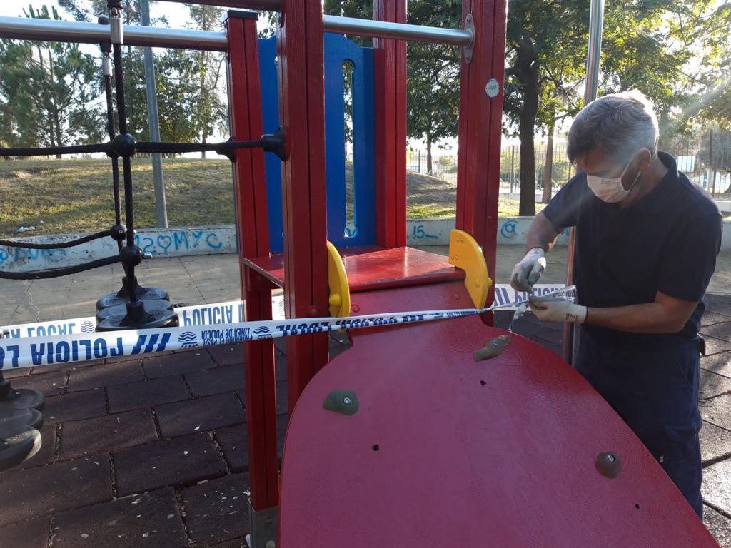 Un parque infantil clausurado, en una imagen reciente. Un parque infantil clausurado, en una imagen reciente.