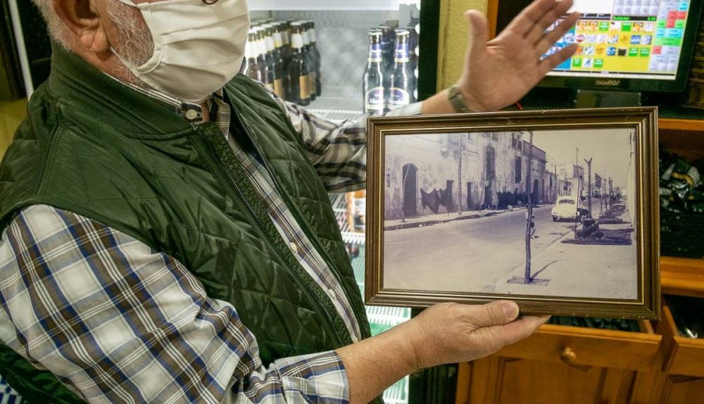 Manuel muestra una imagen antigua de la calle donde montó el bar. 
