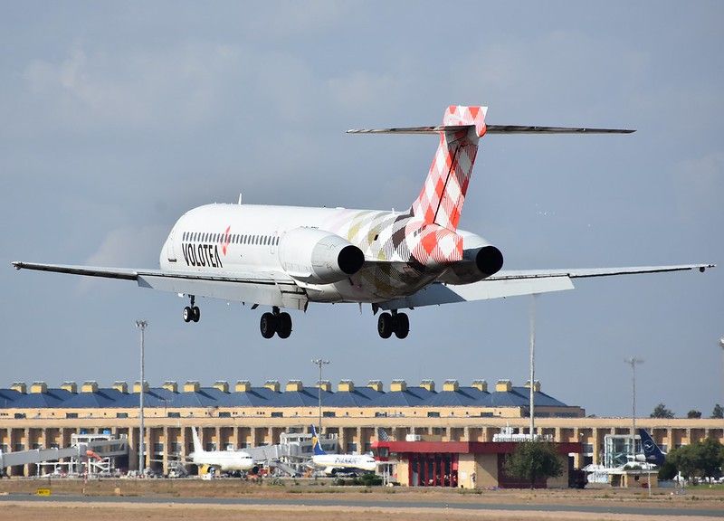 Una aeronave aterrizando en el Aeropuerto de San Pablo, en Sevilla, en una imagen de archivo.