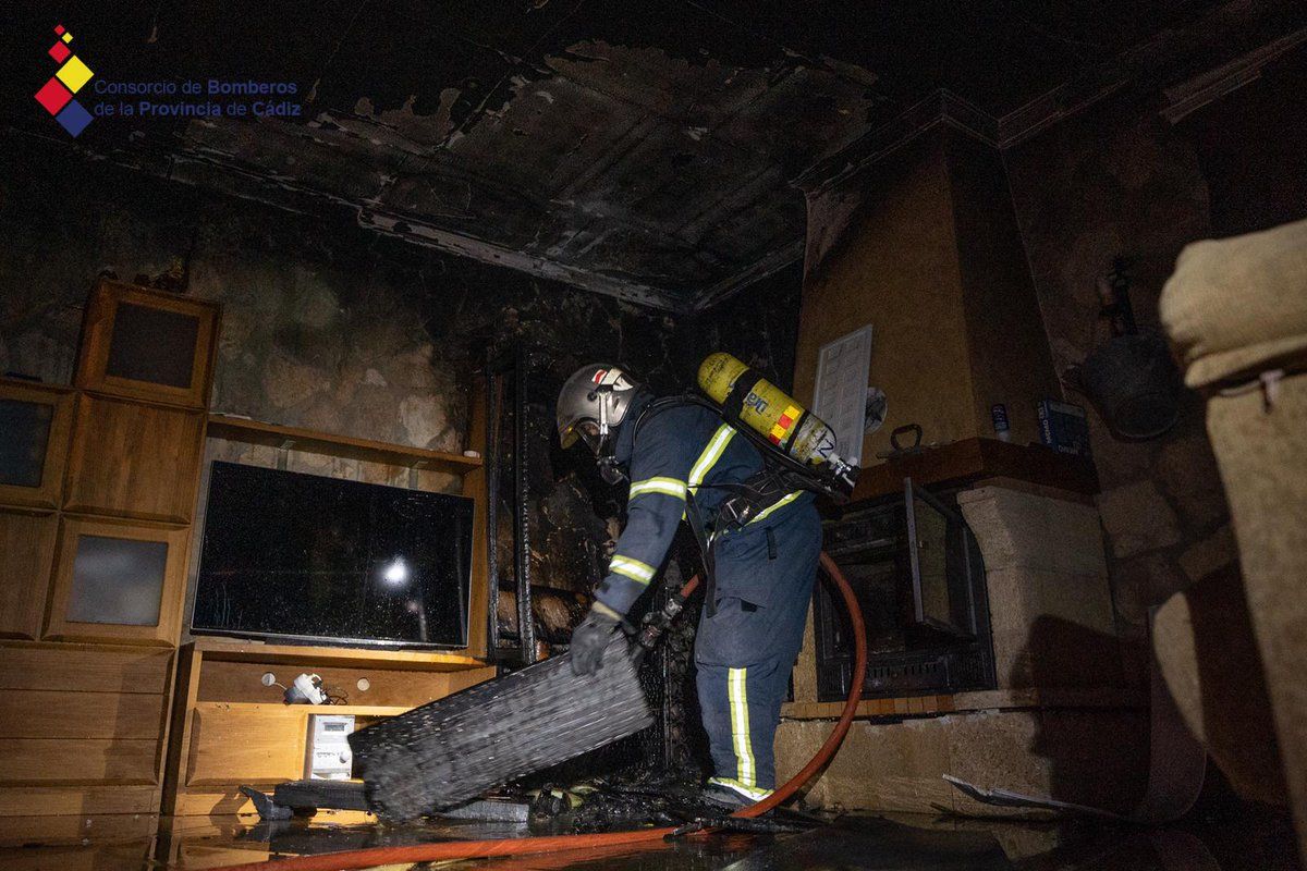 Intervención de Bomberos en un incendio desatado en una vivienda de El Colorado, en Conil. Autor: CBPC