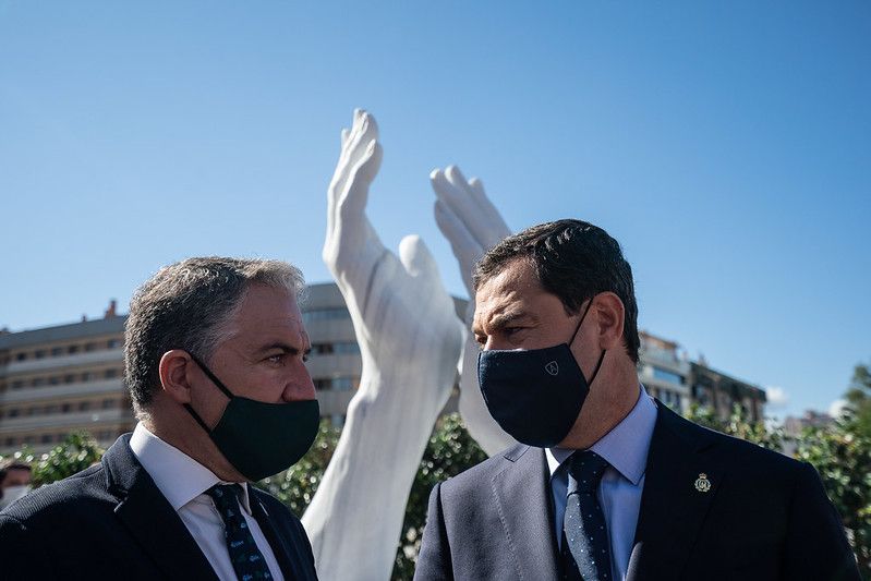 Bendodo y Moreno, en una inauguración reciente de una de las escultura homenaje a los héroes de la covid. Autor: Junta