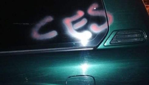 Pintadas en un coche la pasada madrugada.