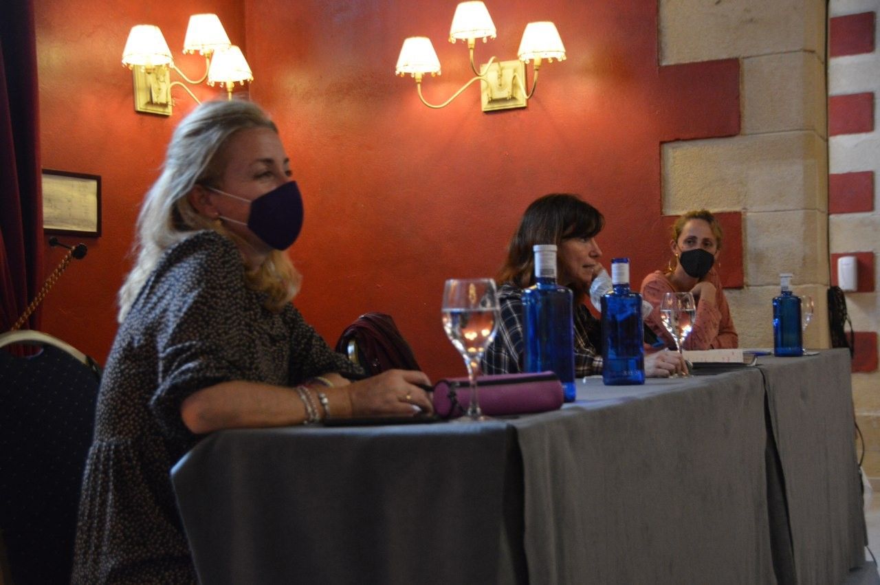 Yayo Herrero, en el centro de la imagen, durante su conferencia organizada por Ganemos Jerez.