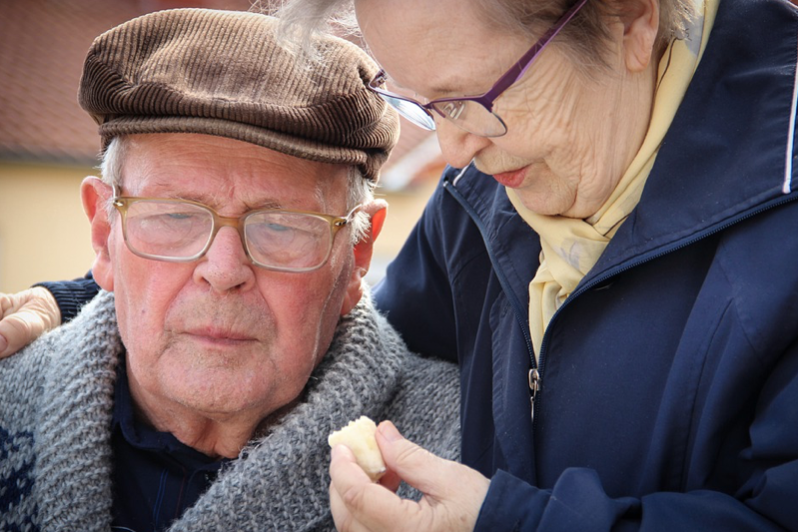 Una pareja de personas mayores, procurándose cuidados, en una imagen de archivo.