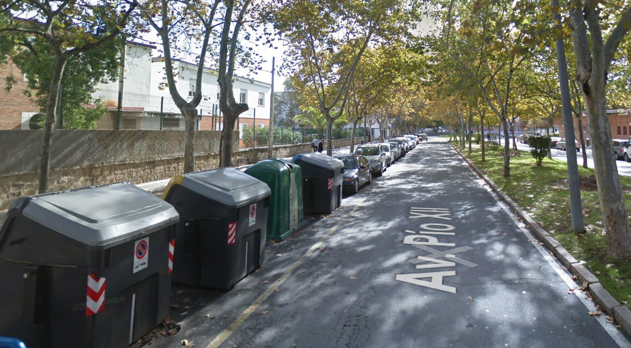 Contenedores de la avenida Pío XII de Huelva, en una imagen de Google Maps.