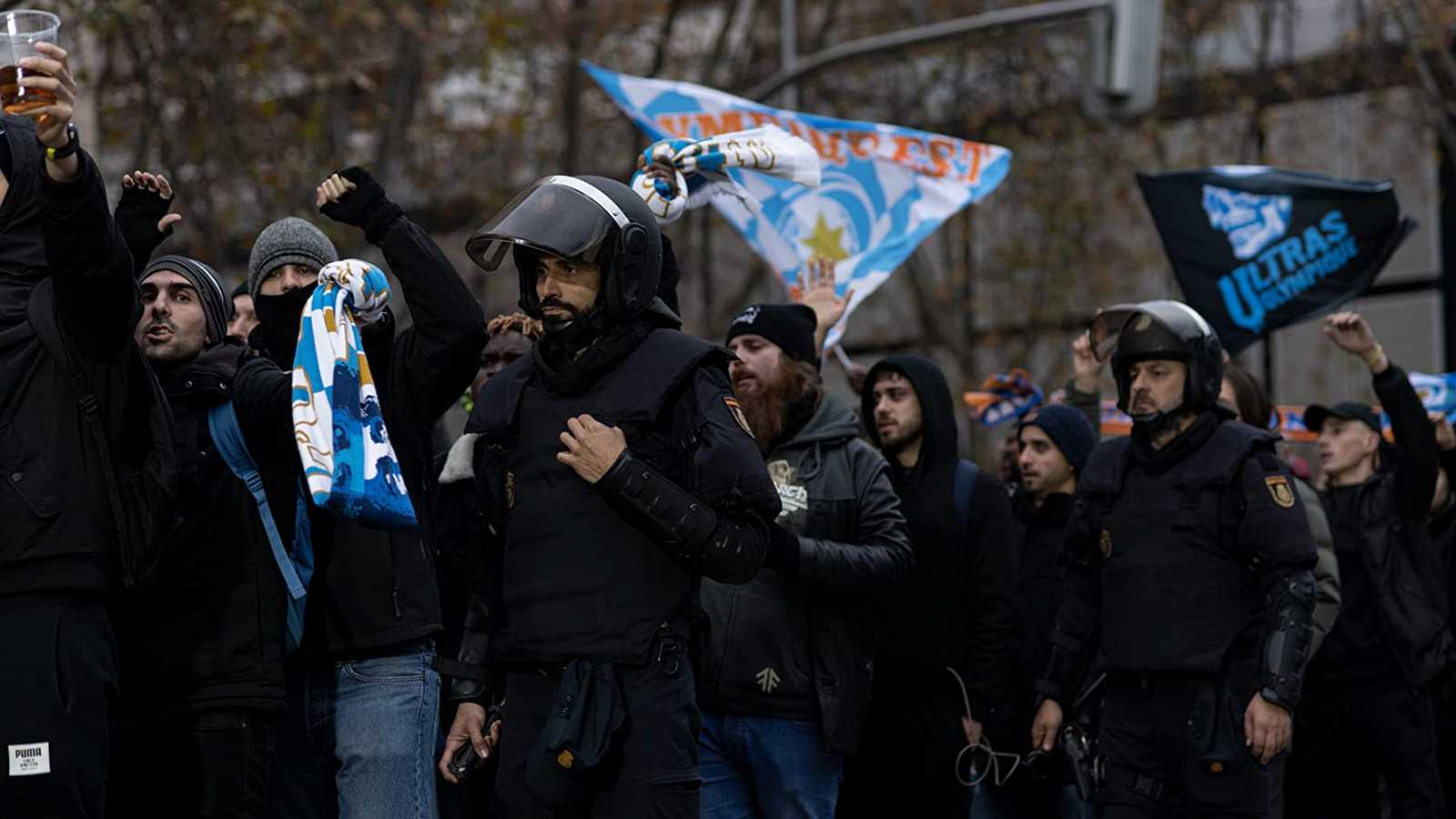 Una escena de 'Antidisturbios', de Sorogoyen. Metáfora de unos 'hooligans' que ahora andan por todas partes. Imagen: Movistar