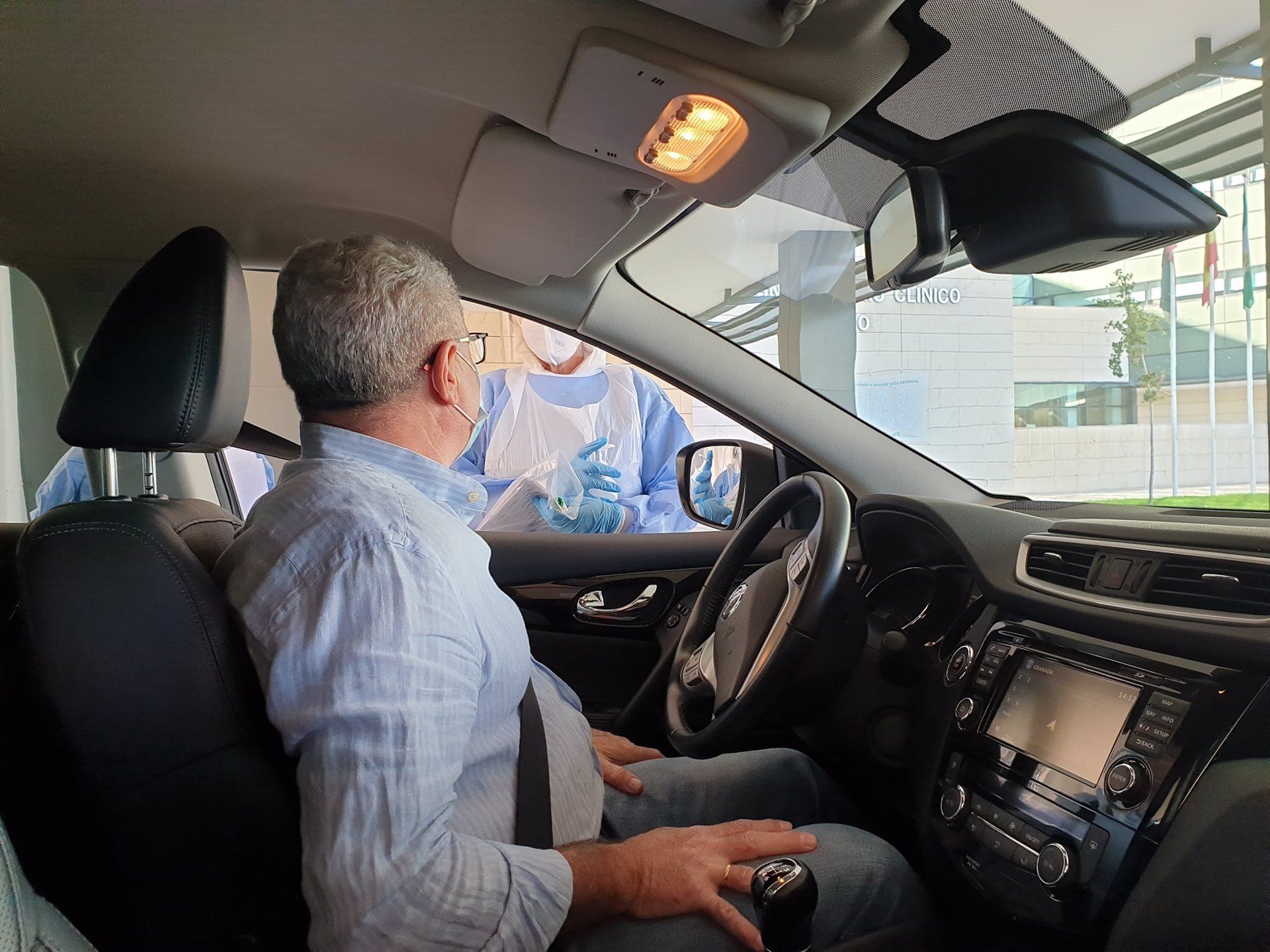 Un hombre, sometiéndose a la prueba en un punto autocovid.