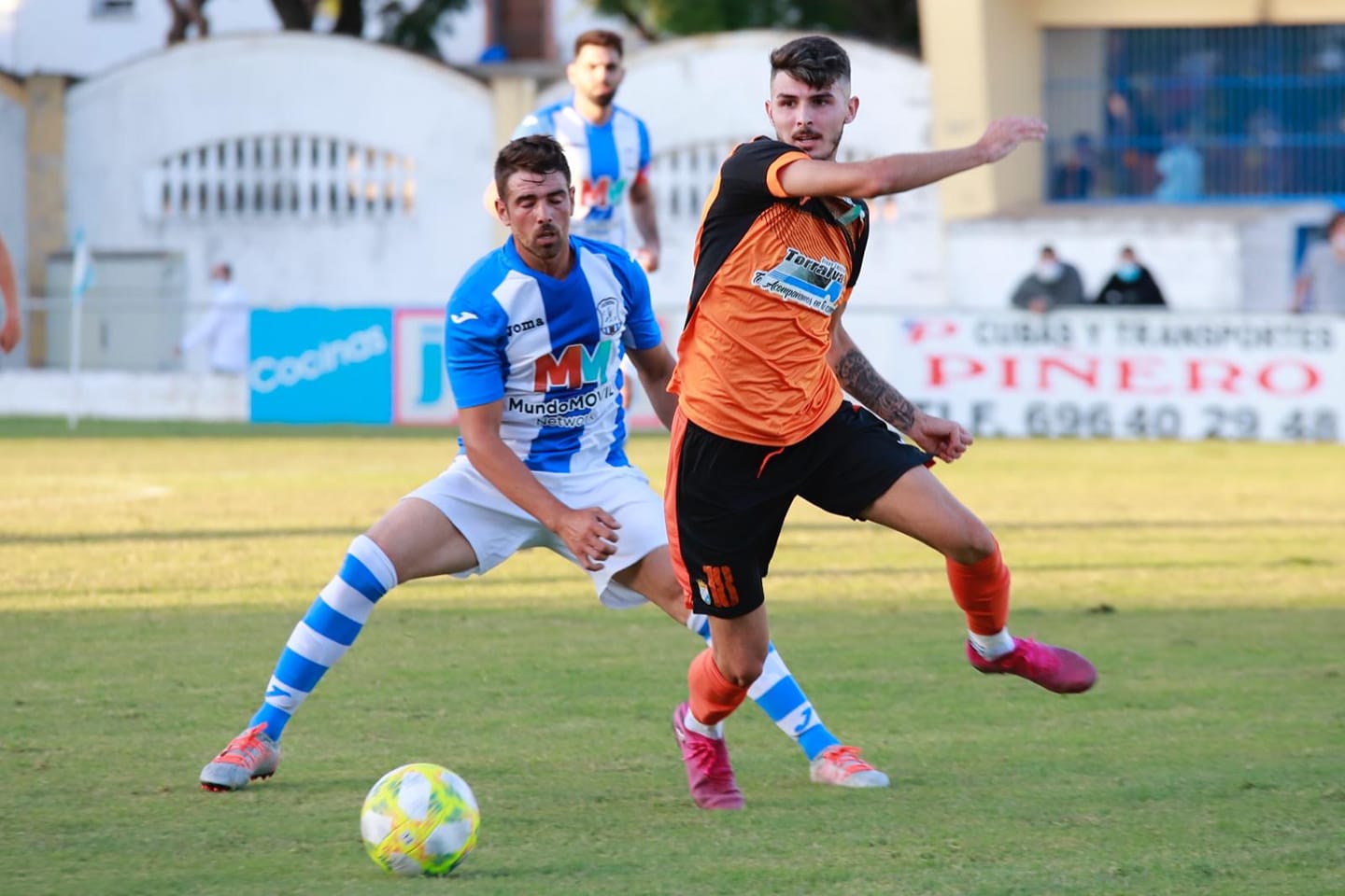 Un momento de un partido de fútbol reciente entre el Xerez y el Industrial.