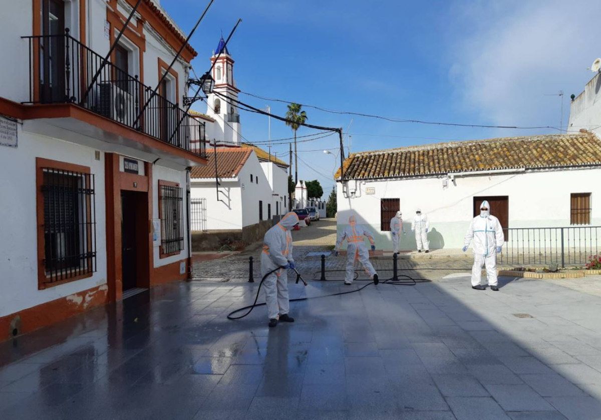 Profesionales desinfectando las calles de El Garrobo, único pueblo que resiste al covid.