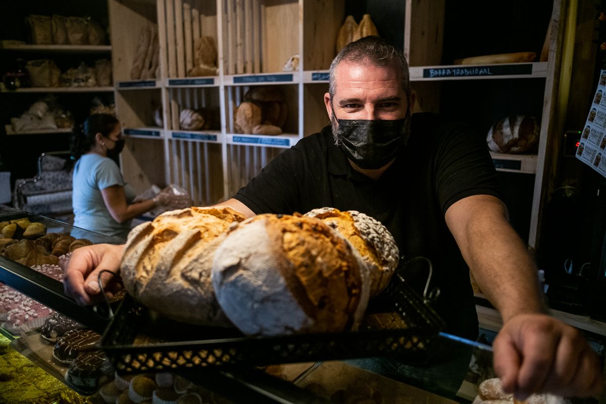 Rafa con panes especiales en el mostrador de la panadería.