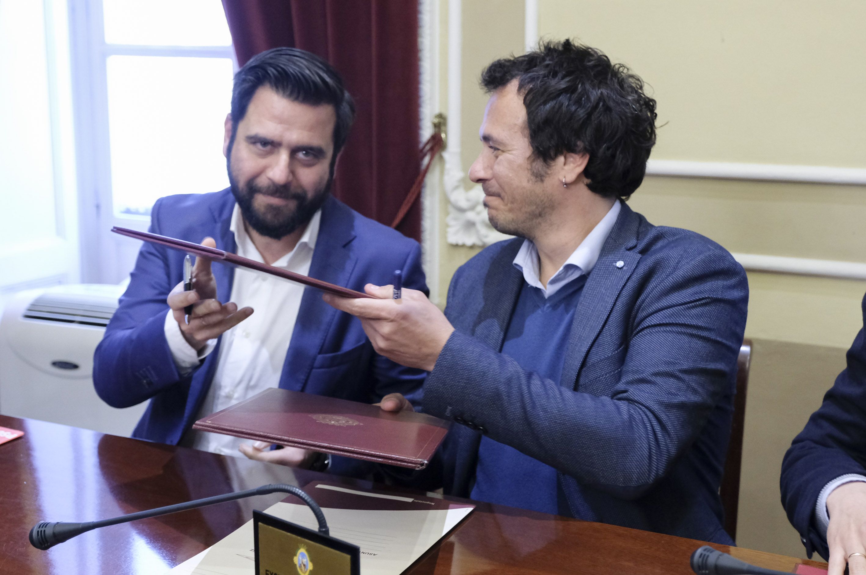 Fran González y José María González en la firma de un acuerdo presupuestario.