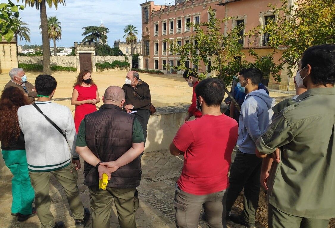 Gallardo junto al grupo de alumnos y docentes en el Huerto del Alcázar de Jerez.