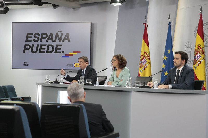 Los ministros Luis Planas, María Jesús Montero y Alberto Garzón, en rueda de prensa anunciando medidas sociales.