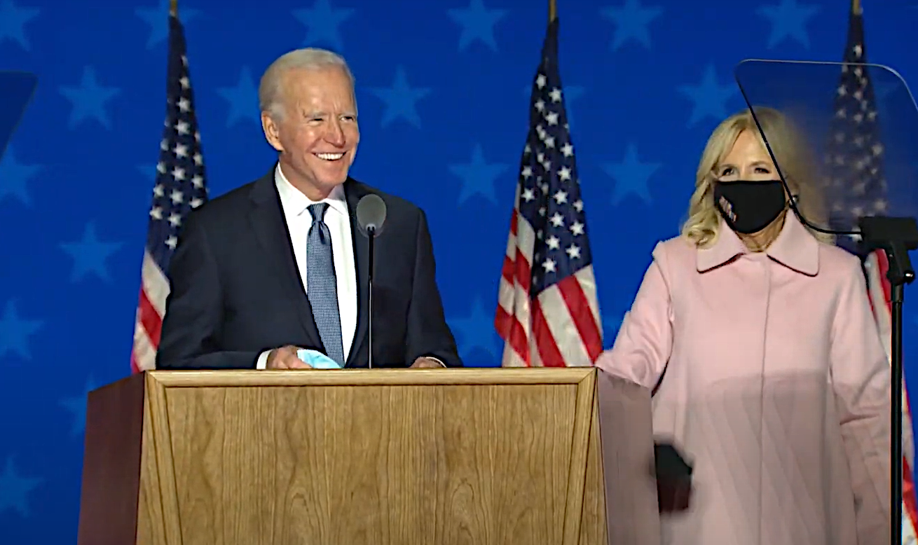 Joe Biden, con su esposa Jill, en su intervención para comunicar que veía claro que no habría ganador.