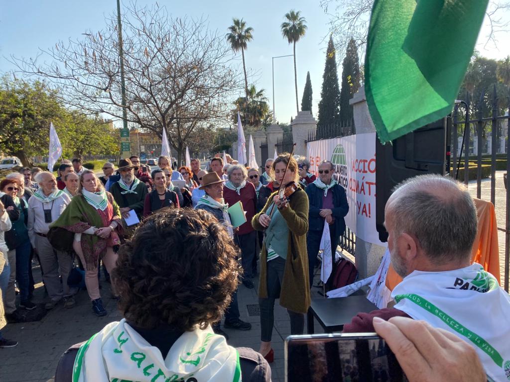 Sanador del buscador de ruidos. Aurora Villalobos, violinista en la apertura del segundo Foro del Parlamento Climático Andaluz, el pasado 19 de febrero.