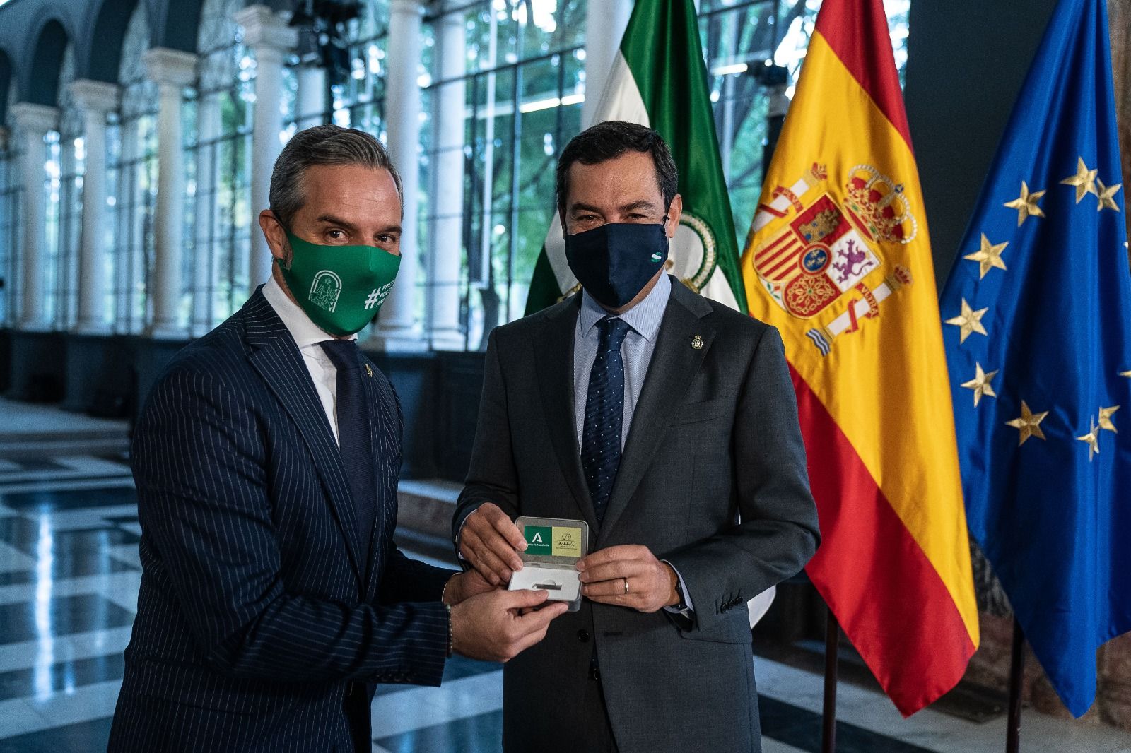 Bravo y Moreno, con el proyecto de Presupuesto de la Junta para 2021, en una imagen de archivo.