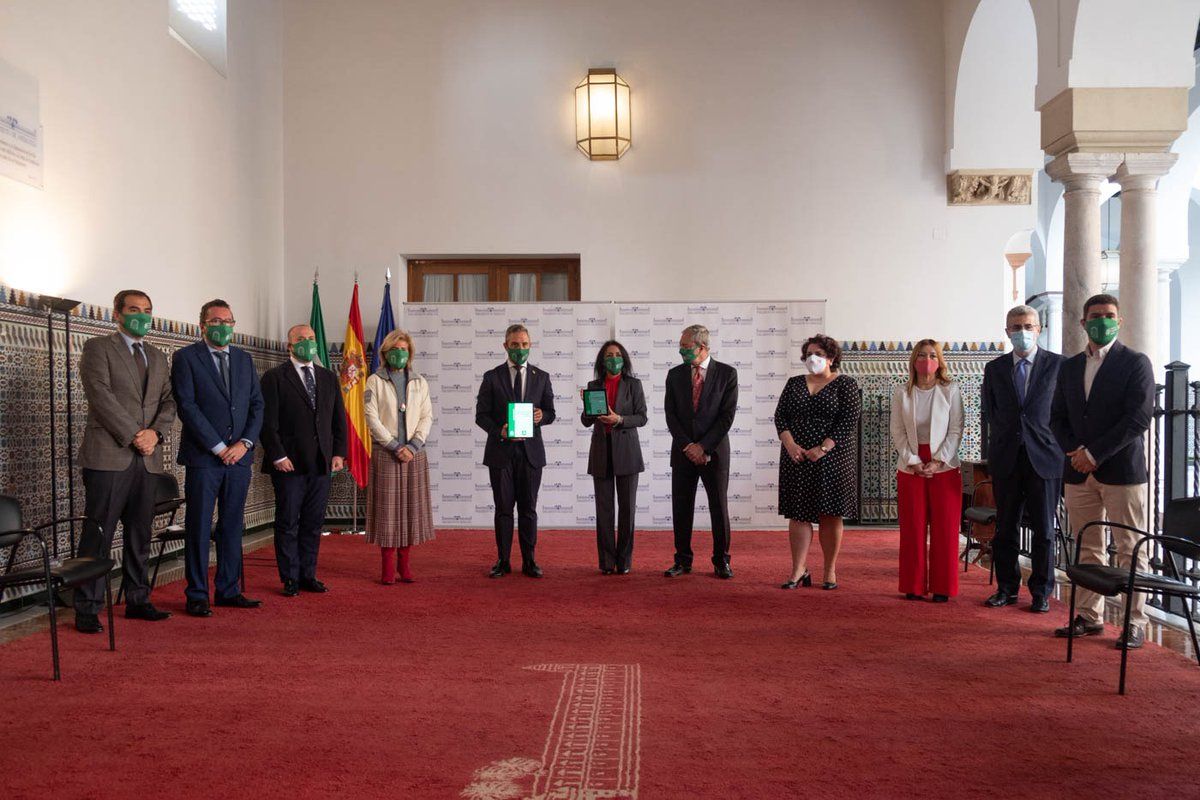Nieto (el primero a la izquierda en la imagen) junto a miembros del Parlamento tras recibir el proyecto de Presupuesto de la Junta.