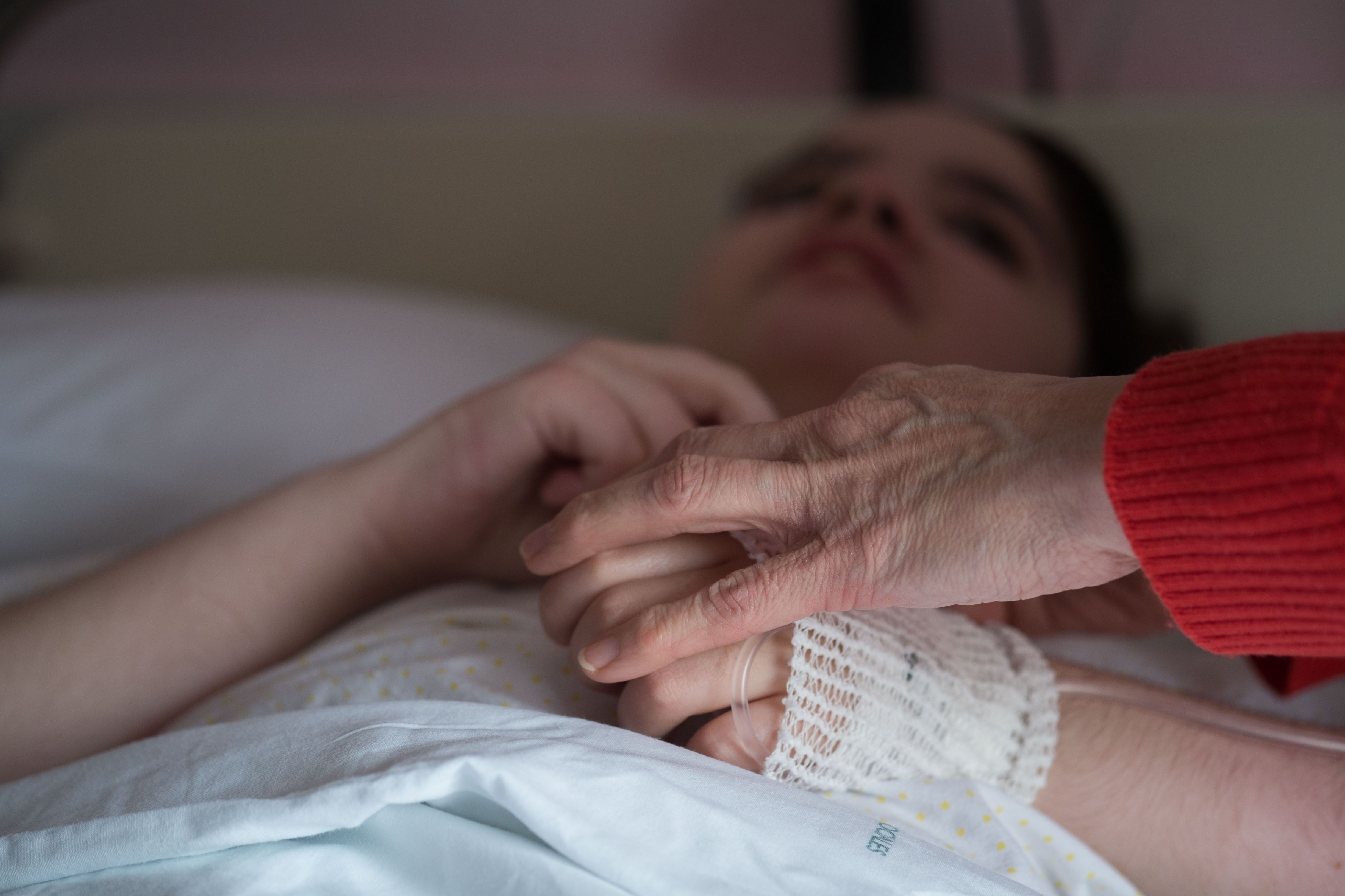 Una imagen de Alba Pacheco, la joven jerezanao, durante su hospitalización en el Hospital de Jerez. FOTO: MANU GARCÍA. 