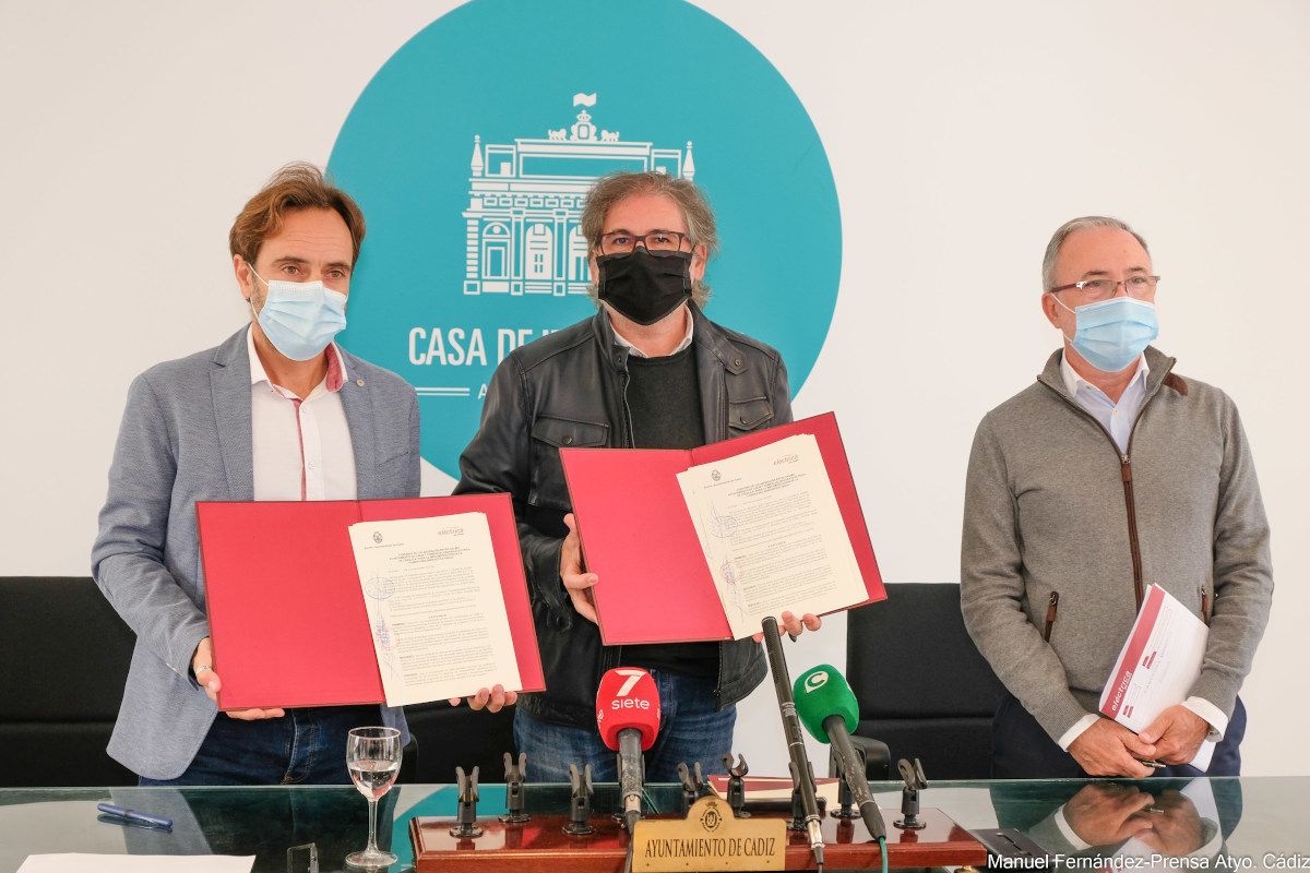 Firma del convenio pionero en España para asegurar el suministro de energía a las familias con menos recursos.