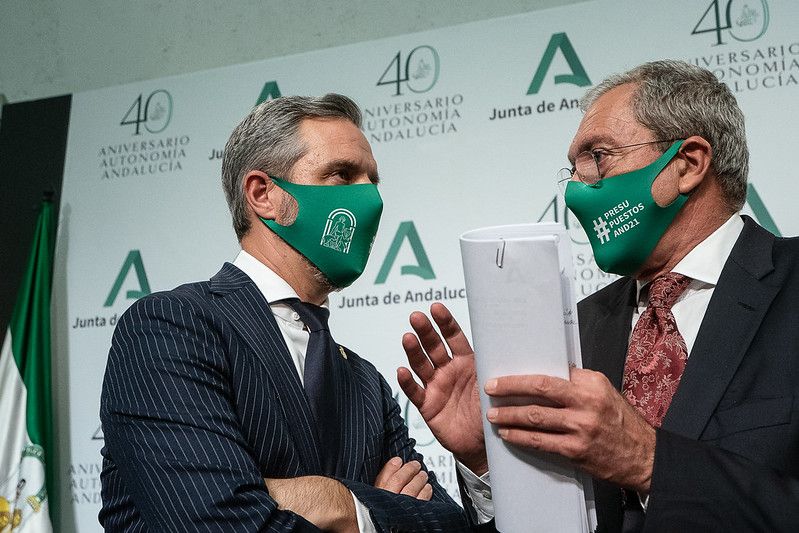 Bravo escucha las explicaciones de Velasco, antes de la rueda de prensa de presentación del Presupuesto de la Junta para 2021. Autor: Junta