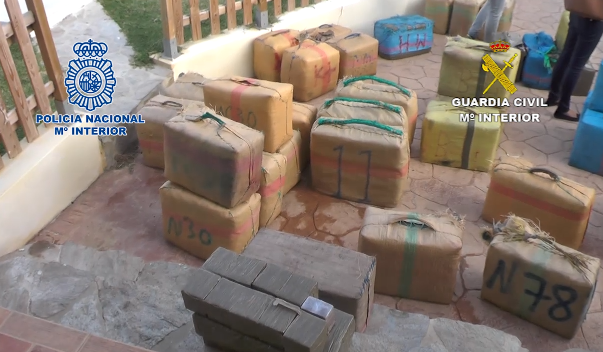 Varios de los fardos de hachís decomisados por la Guardia Civil y la Policía Nacional.