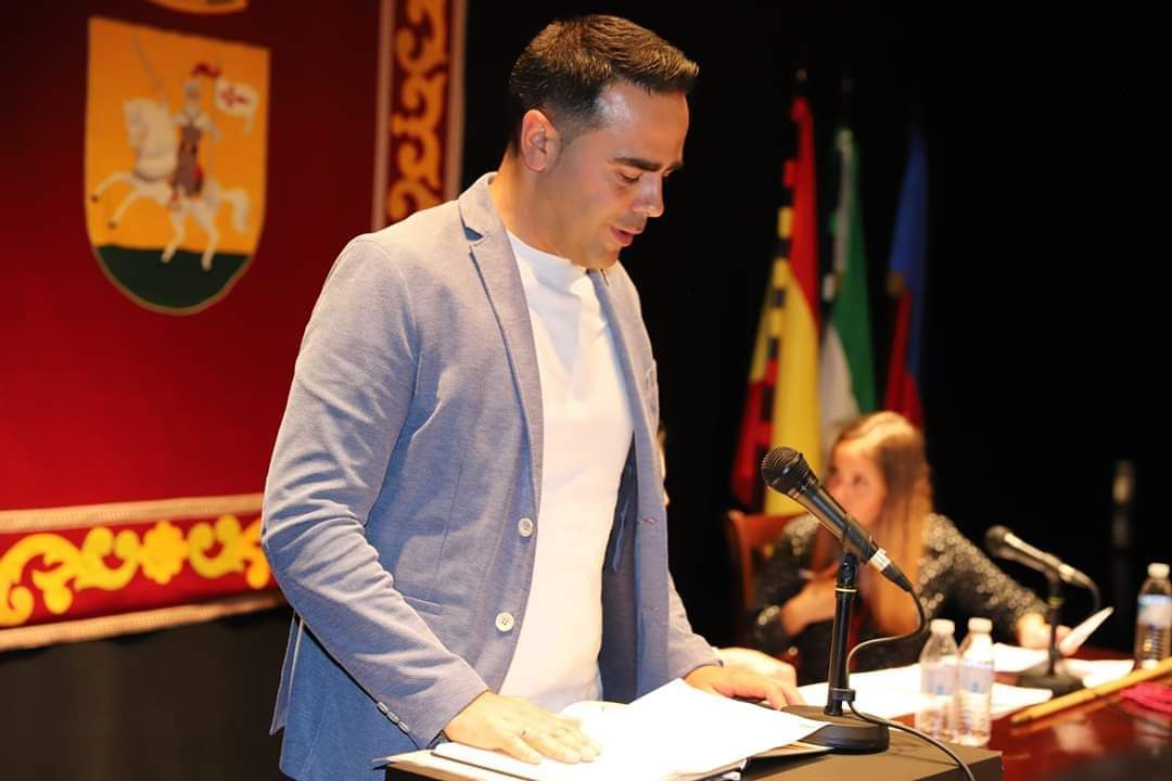 Raúl Moreno, en su toma de posesión como concejal en el Ayuntamiento de Medina. Autor: CEDIDA