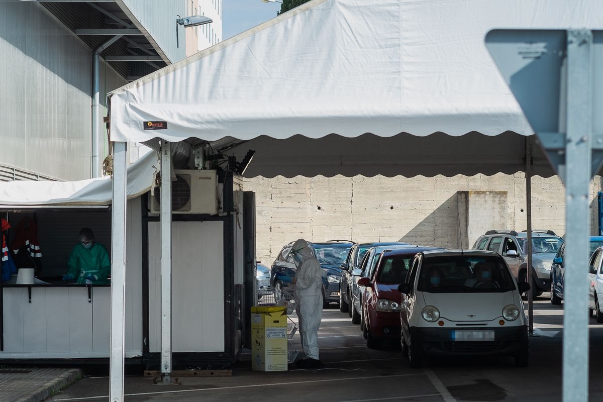 Coches en el autocovid del hospital de Jerez, en una imagen reciente.