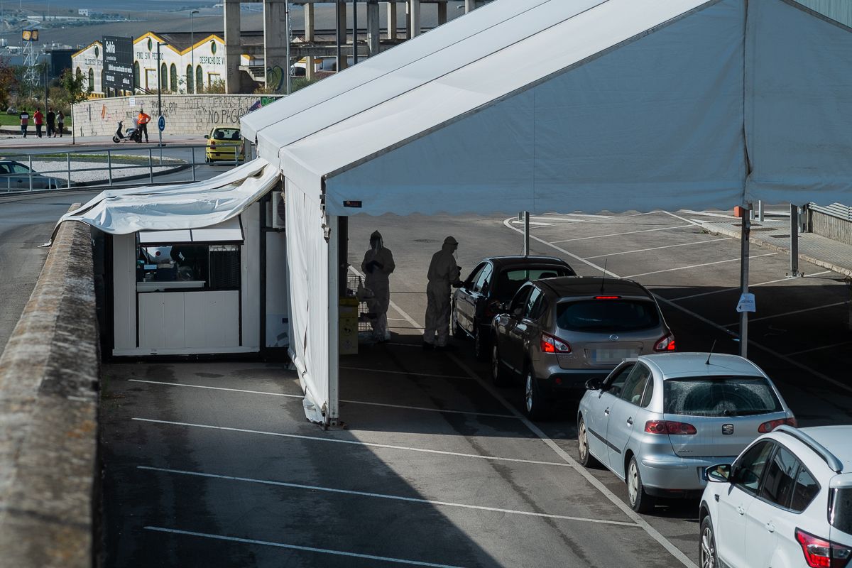 Coches en el autocovid del Hospital de Jerez.
